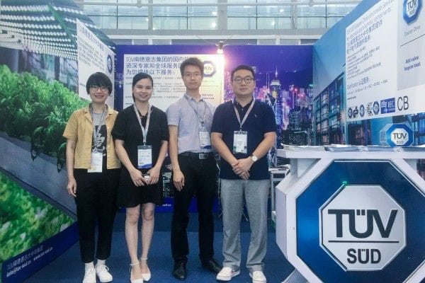 TüV南德在展會現場為來賓介紹LED照明產品測試認證服務