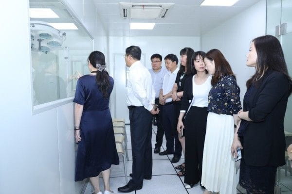 上海市藥監局聞大翔局長一行參觀TüV南德上海測試中心實驗室