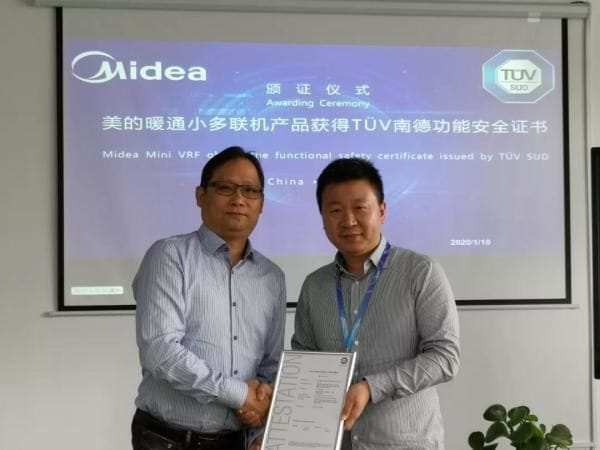 TüV南德大中華區電子電氣部副總裁陳灝漩先生（左）向美的暖通品質管理總監楊國忠先生（右）頒發證書