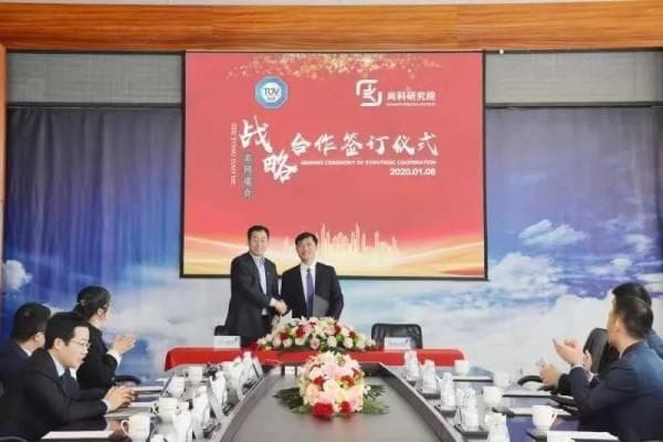 TüV南德工業產品事業部總經理李太偉先生（左）和尚科研究院總經理駱祥華先生（右）簽署協議