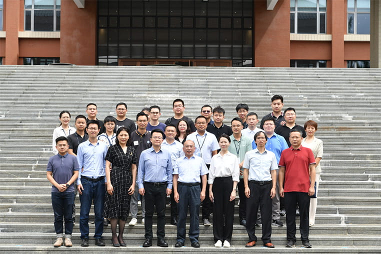 TüV南德與賽寶雙方代表頒證合影留念