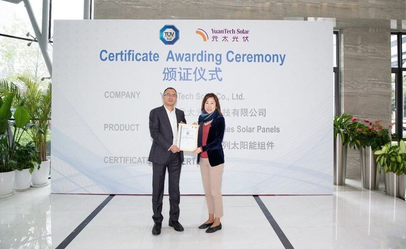 TüV南德許海亮(左)授予元太光伏胡宇慧TüV南德認證證書
