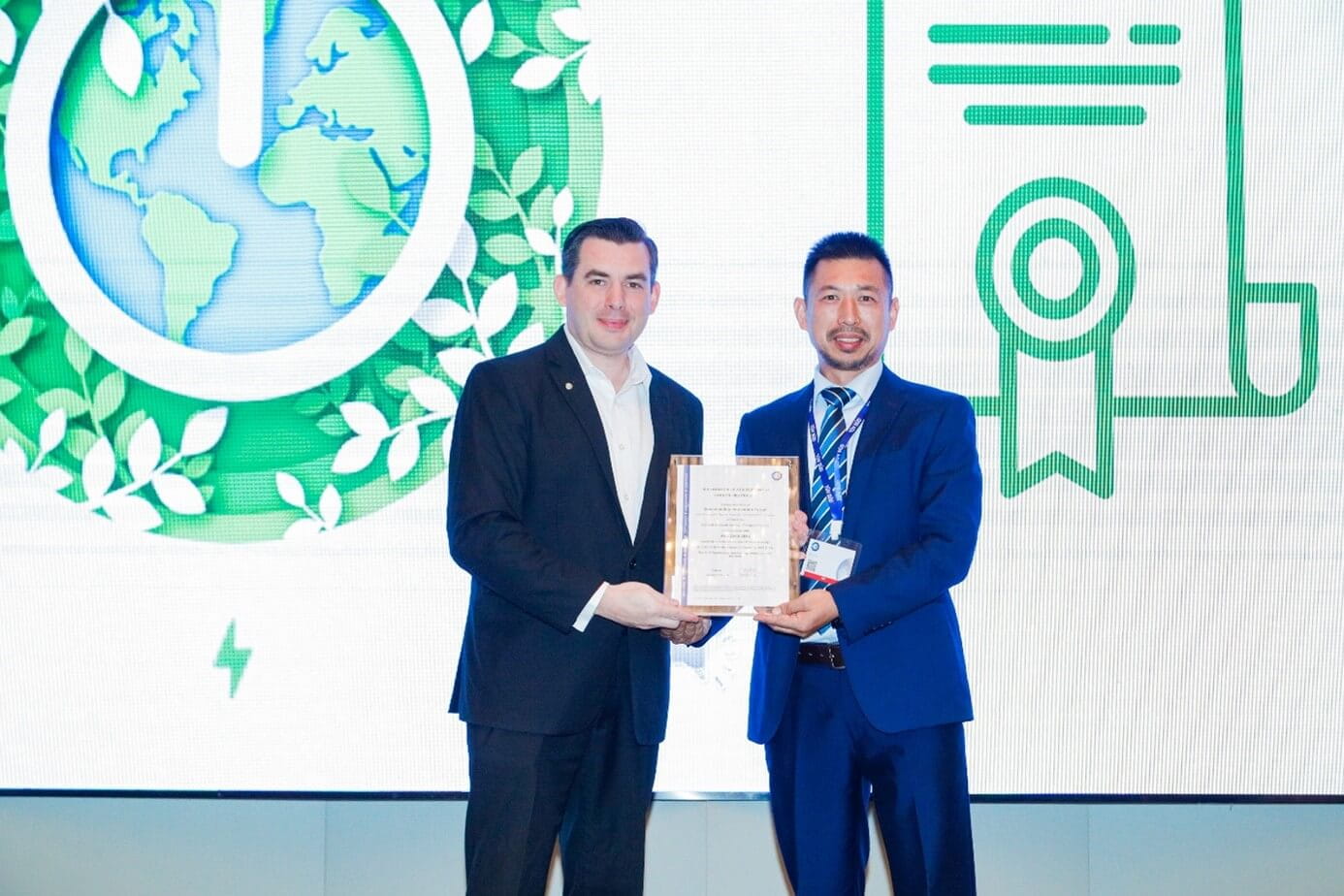 此次由參會人員共同完成的“碳中和峰會”項目獲頒碳中和證書