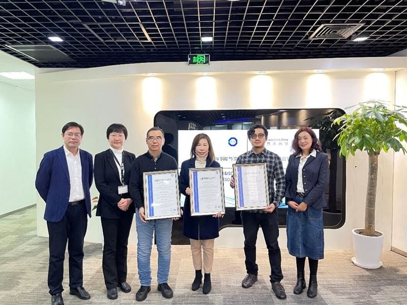 TüV南德為元太光伏頒發多項整合管理體系證書雙方合影