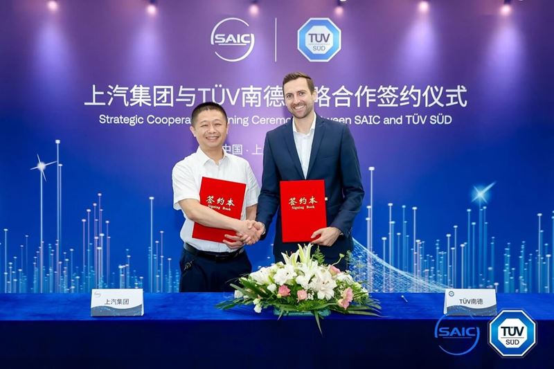TüV南德(右)與上汽研發總院簽署戰略合作協議