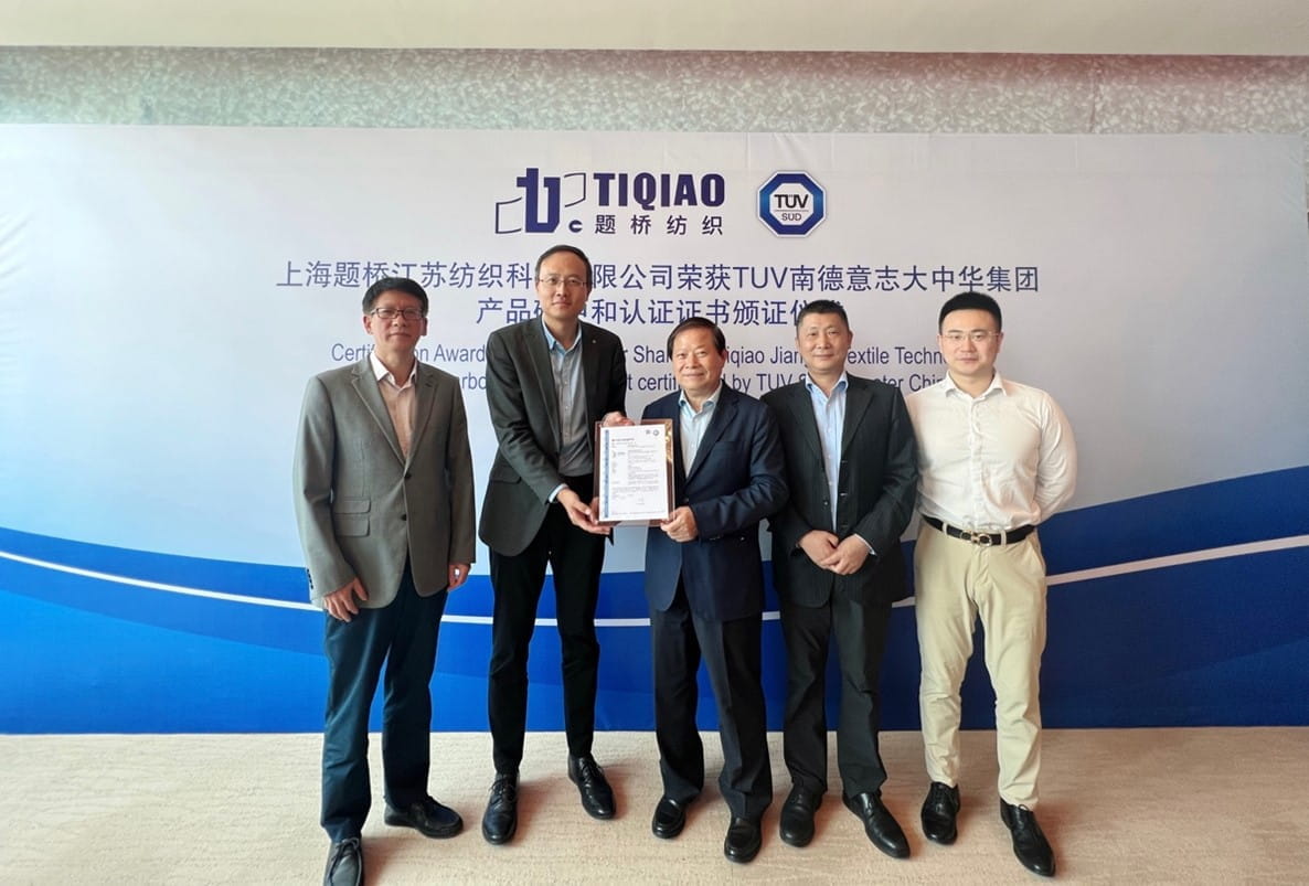 TüV南德張德法（左二）為題橋頒發碳中和核查聲明