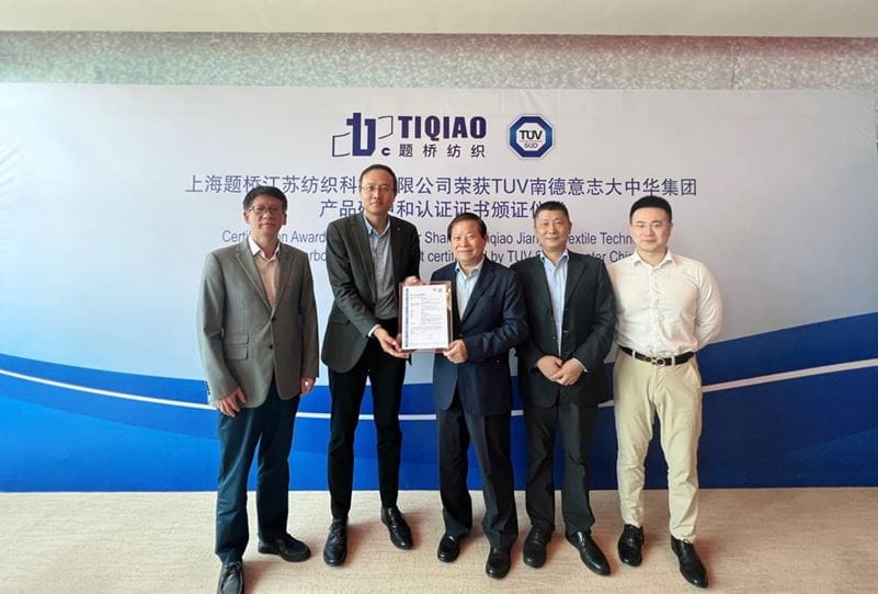 TüV南德張德法(左二)為題橋頒發碳中和核查聲明