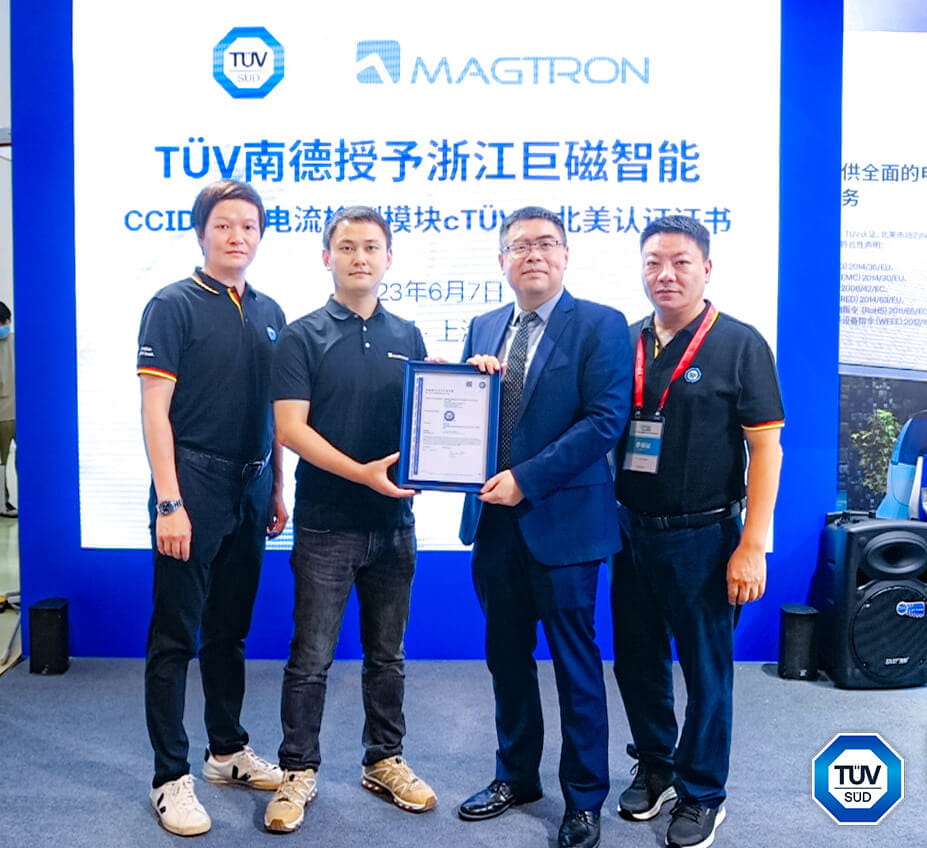 TüV南德宋磊先生（右）為浙江巨磁（左）頒發cTüVus北美認證證書