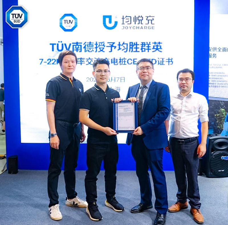 TüV南德宋磊先生(右)為均勝群英(左)頒發TüV Mark及CE-RED認證證書