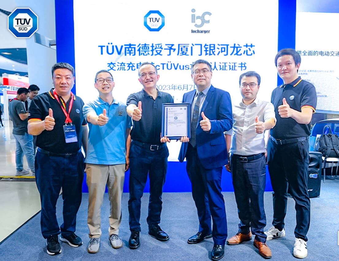 TüV南德宋磊先生（右）為廈門銀河龍芯（左）頒發cTüVus北美認證證書