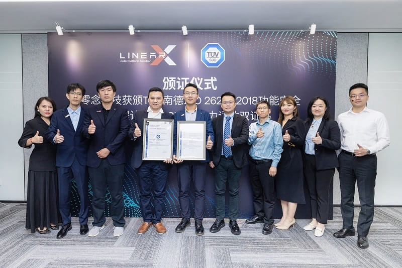 TüV南德與零念科技雙方代表頒證合影留念