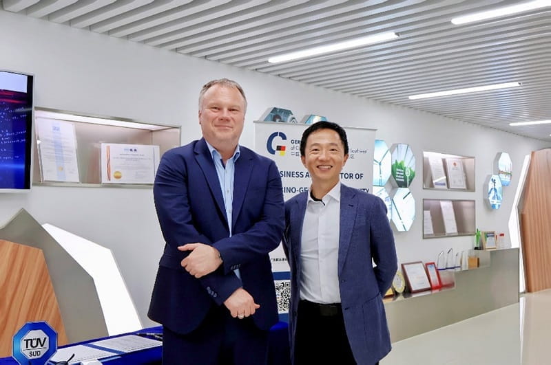 中國德國商會華南及西南地區執行董事兼董事會成員馬廷坤先生(左)與TüV南德北亞區行銷副總裁呂岳憲先生(右)會前合影