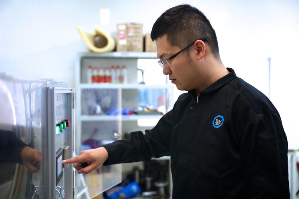 TüV南德工程師設計并執行測試