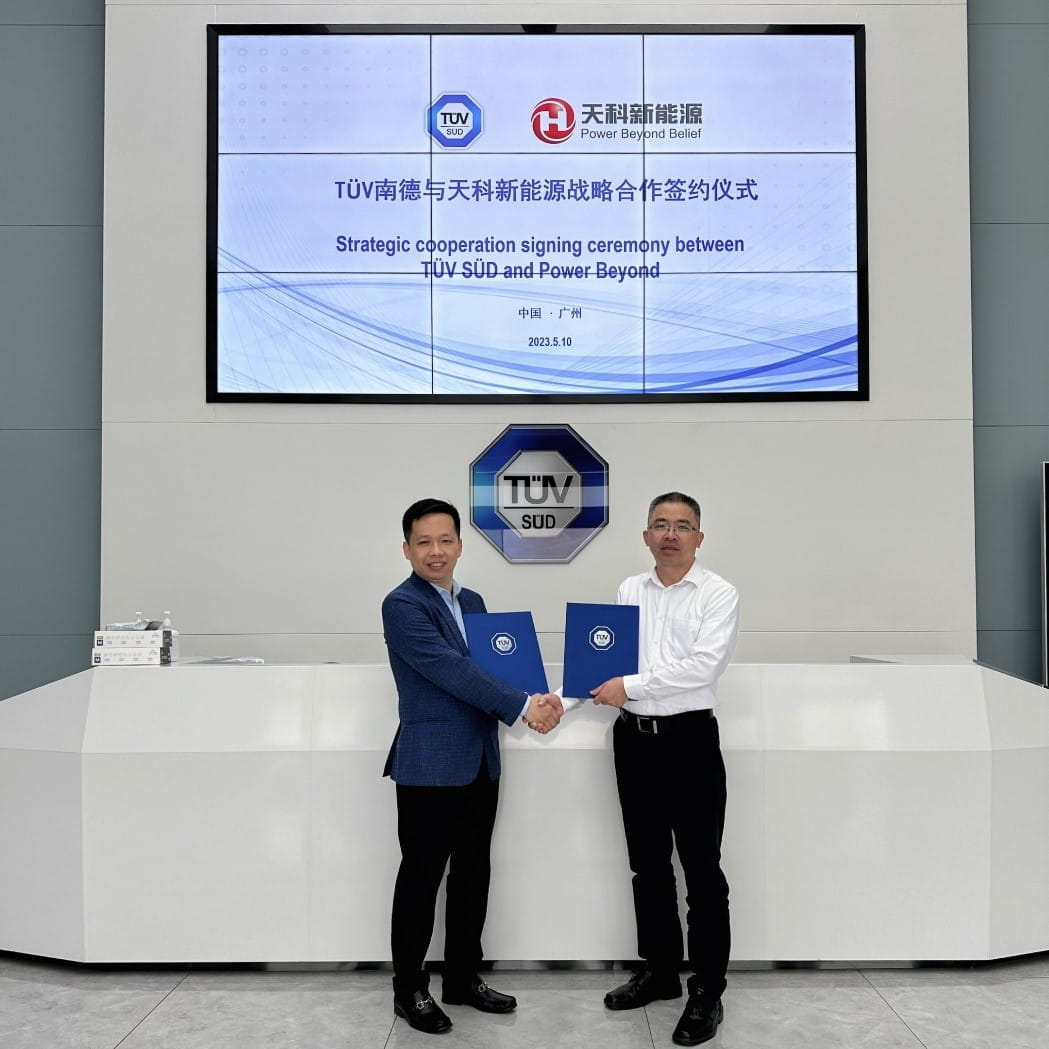 天科新能源有限責任公司執行總裁盧盛輝先生（左）與南德新能源檢測（廣東）有限公司總經理歐陽強友先生（右）簽署戰略合作協議