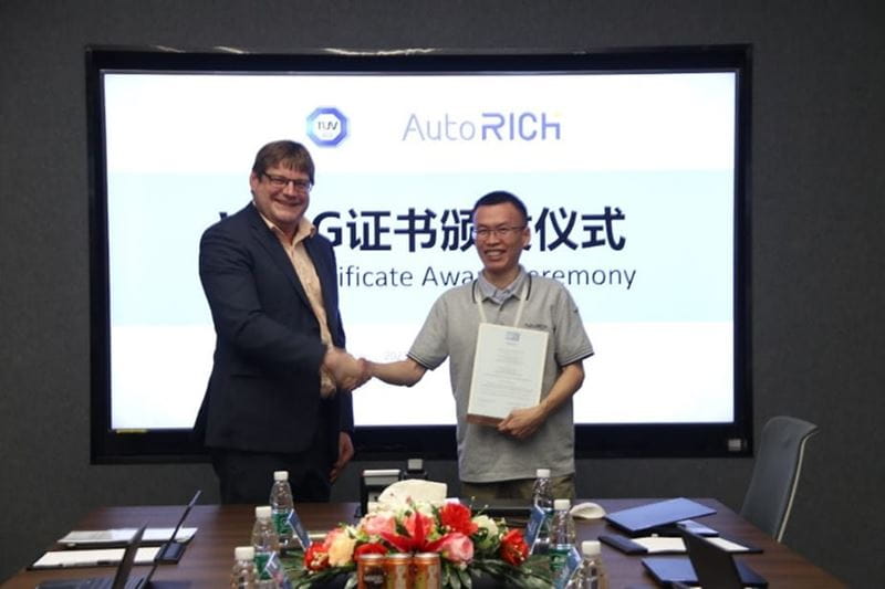 TüV南德Helge Knobble博士(左)為無錫理奇謝立堅(右)頒發WHG證書
