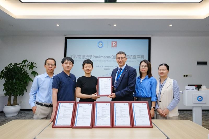 TüV南德與柏曼雙方代表頒證合影留念