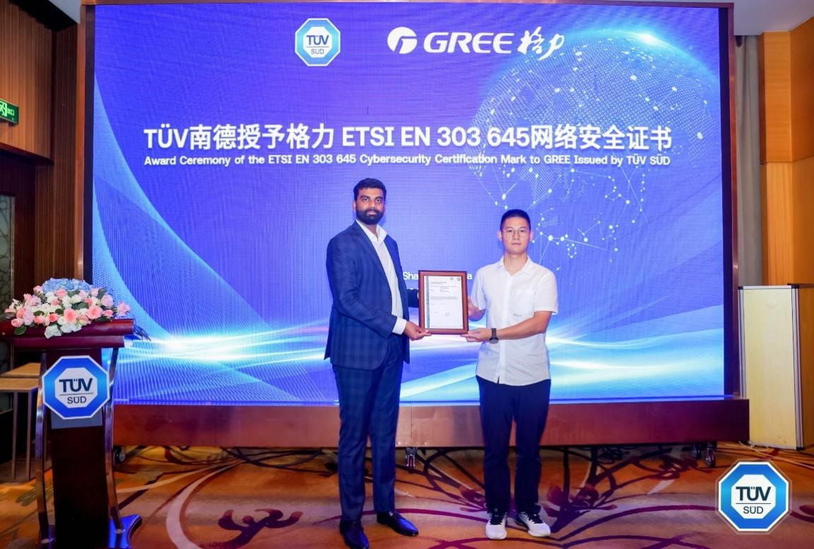 TüV南德全球網絡安全辦公室全球負責人Sudhir Ethiraj先生為格力代表頒發ETSI EN 303 645符合性聲明