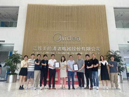 TüV南德授予美的母嬰級除螨儀性能認證標志頒證儀式現場